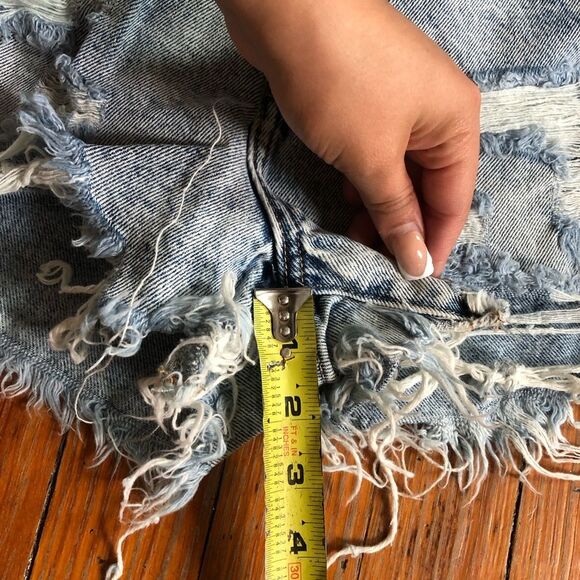 Redial || NWT Distressed Light Wash High Rise Denim Shorts SZ 4 - Picture 11 of 11